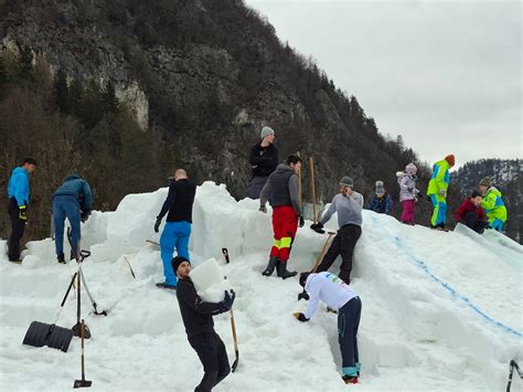 bronasti kip kralja Matjaža v votlini gore Pece