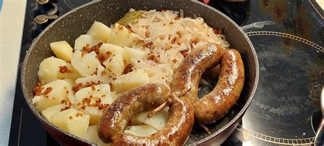 Priprava: sesekljana zelenjava in kranjska klobasa v loncu