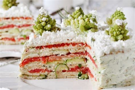 Sestavljena slana torta iz pečenih paprik in sira