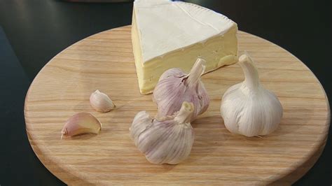 Različne vrste sira Brie na sirni deski
