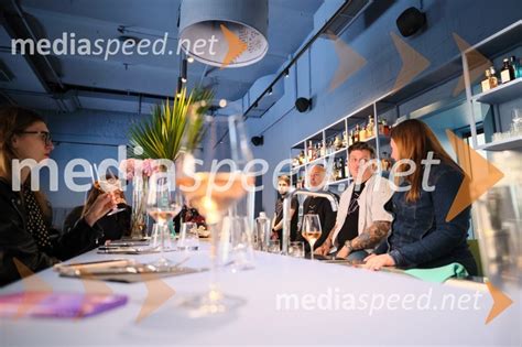 Tematska fotografija sodobne restavracije Tuš z gostoljubnim ambientom