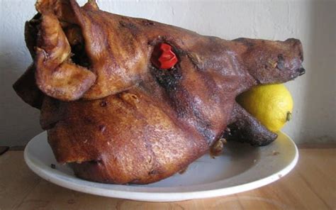 Fotografija: Skuhana svinjska glava, narezana in postrežena s sveže pripravljeno hrenovo omako.