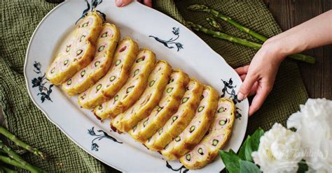 Ilustracija razvlačenja vlečenega testa na prtu