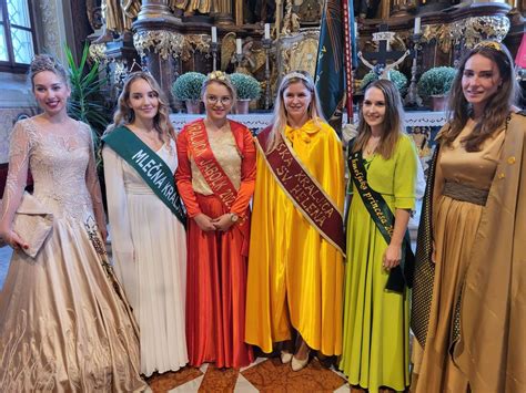 Tematska fotografija slovenskih kmetov na polju s krompirjem
