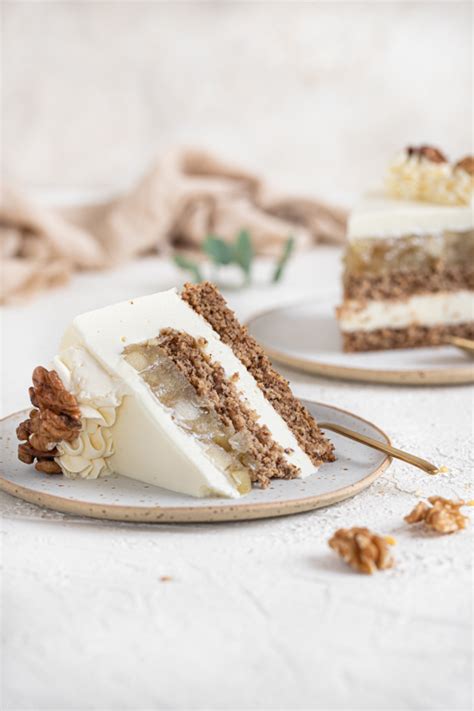 Prikaz dekoriranja krompirjeve torte z orehi