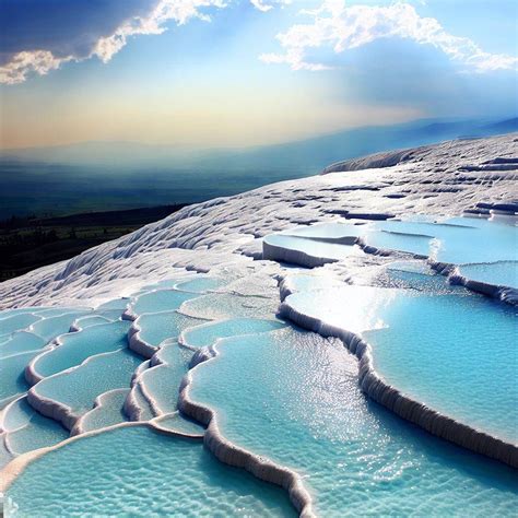 Panoramski pogled na bele travertinske terase Pamukkal z turkiznimi bazenčki in bazenom