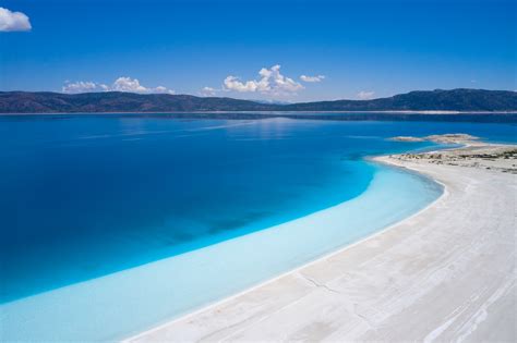 Jezero Salda z značilno turkizno vodo in belimi obalami, obdano z zelenjem