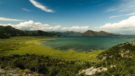 Panoramski pogled na Jezero Van z okoliškimi vulkanskimi gorami in otokom Akdamar