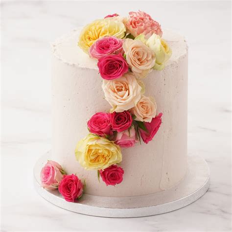 Slika torte z rožami in fondantno oblogo