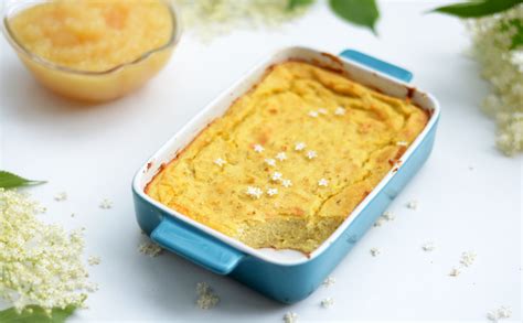 Pirin narastek s sadno omako, pripravljen za serviranje