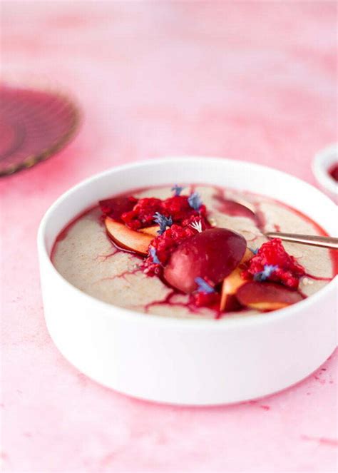 Pripravljena skodelica kremnega beljakovinskega pirinega zdroba z malinami