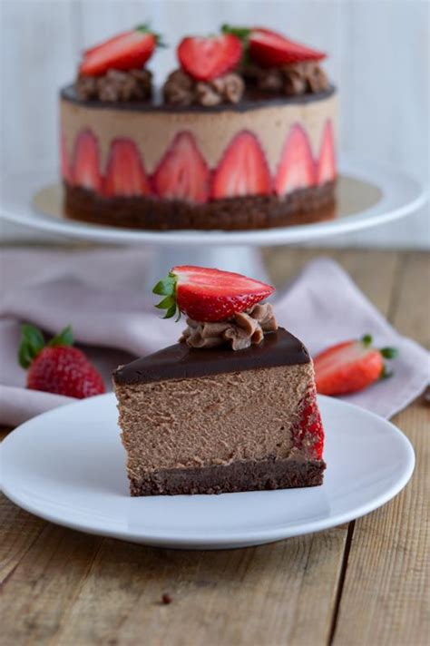 Razkošna čokoladna torta z gladko glazuro in jagodami