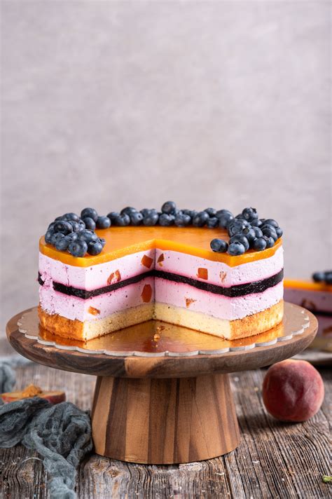 Torta z borovnicami in kremasto polnilo, okrašena s svežim sadjem
