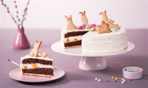 Tematska fotografija torte z velikonočnimi zajčki