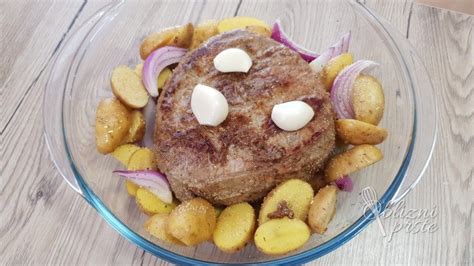 Pečenka v pečici na rešetki s pekačem pod njo za lovljenje soka