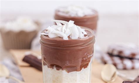 Pripravljeni riževi lončki s čokoladnim pudingom in kokosovim čipsom, okusno postreženi