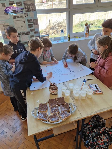 Tematsko foto: kozarček Nutelle na rezini kruha