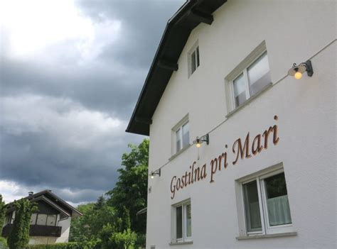 fotografija notranjosti gostilne Pri Mari z družinsko tradicijo
