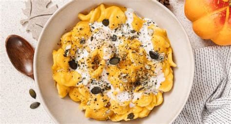 priprava sestavin za bučno omako s testeninami