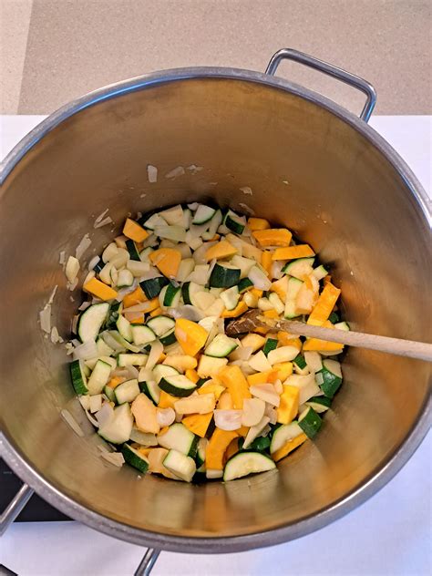 kuhanje bučne omake v ponvi