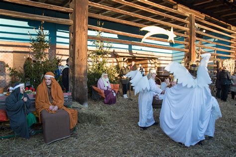 Fotografija lutke, ki ponazarja tradicionalno obrt in umetnost.