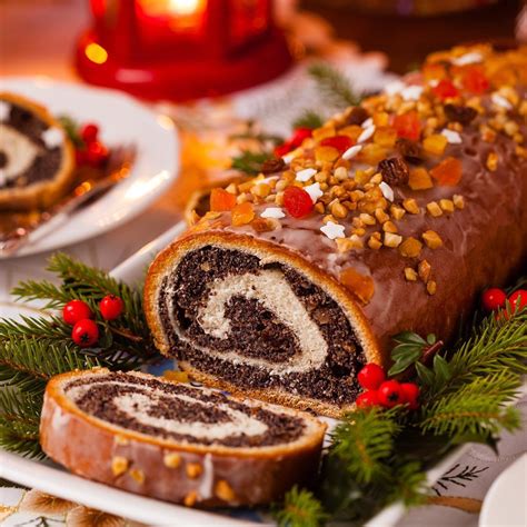 Ilustracija sveže pečene potice s polnilom