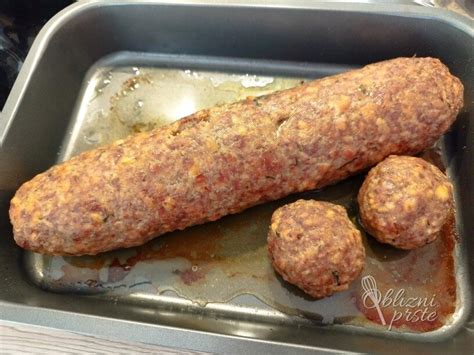 Fotografija šunke, zavite v zlato zapečeno testo