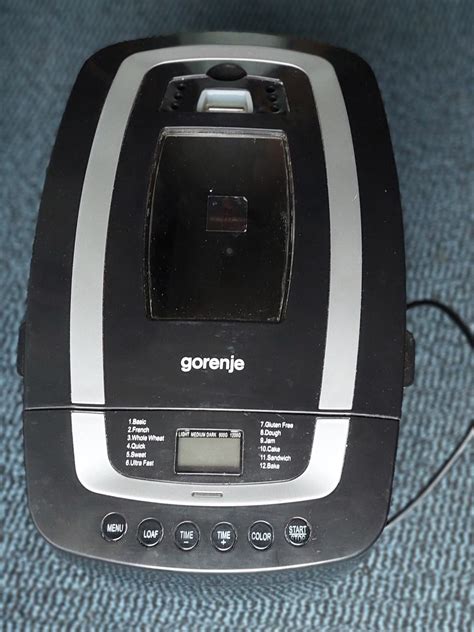 Tematsko fotografijo pekača kruha Gorenje BM1200BK z LCD zaslonom in oknom za opazovanje