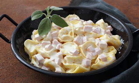 fotografija pierogov (polnjenih cmokov) s sirom in smetano