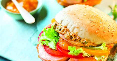 Priprava burgerja v Projekt Burgerju, s poudarkom na svežih sestavinah in sveže pečenih žemljicah
