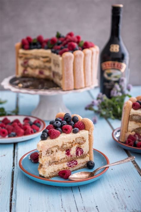 Tematska fotografija torte z irskim likerjem in malinami