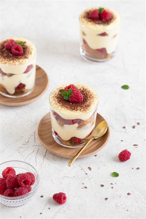 Fotografija tiramisu torte z malinami in likerjem v prerezu