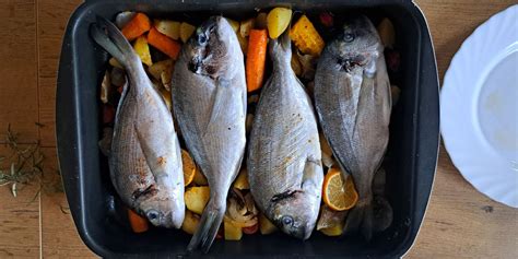 Fotografija pripravljenega pečenega fižola v pekaču