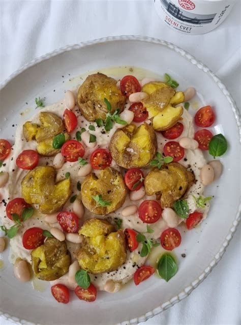 Fotografija praženega fižola s česnom in paradižniki