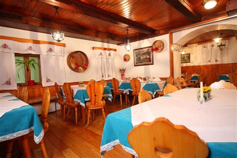 Fotografija notranjosti Gostilne ŠURC z rustikalnim ambientom, ki prikazuje družinsko toplino