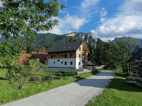 Zunanja podoba Gostilne in apartmajev Viktor v Kranjski Gori z gorsko pokrajino v ozadju