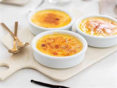 Crème brûlée z vaniljo in karameliziranim sladkorjem na vrhu