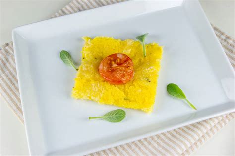 zapečena polenta z zelišči