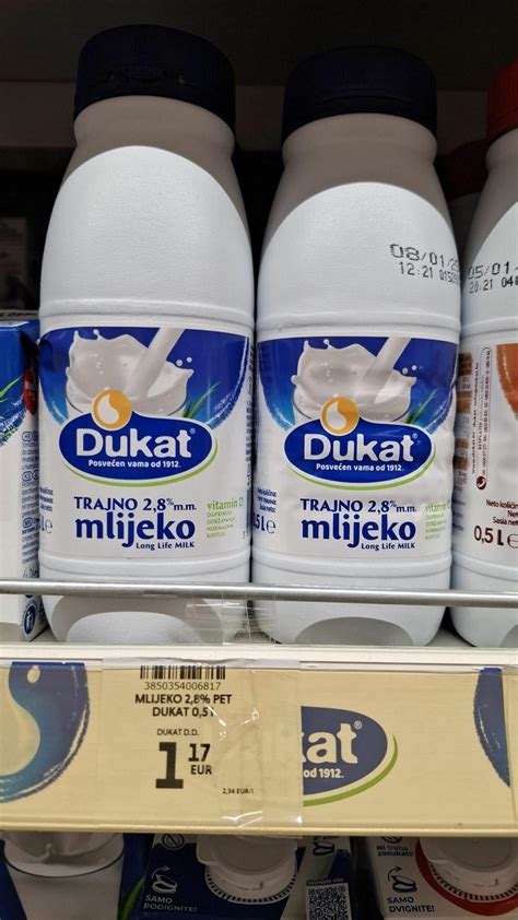 različni jogurti na polici trgovine
