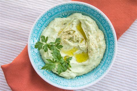 priprava tzatzikija z grškim jogurtom