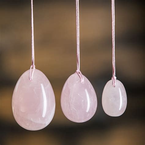 fotografija kompleta treh jajčk iz roževca različnih velikosti