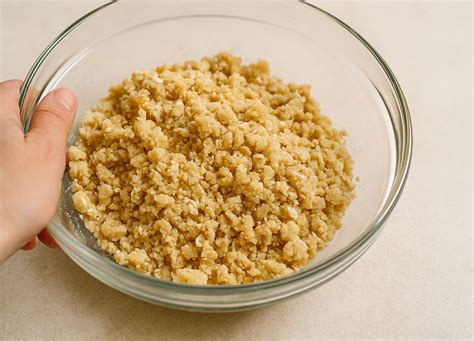 priprava beljakove mase v skledi s stepalnikom