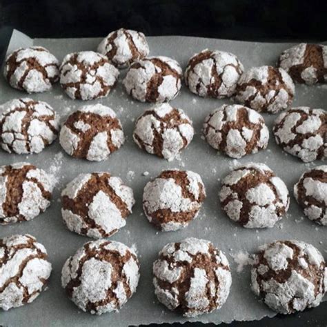 nabrizgani beljakovi poljubčki na pekaču, pripravljeni za peko