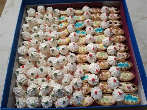 različne sladice, okrašene z beljakovimi poljubčki