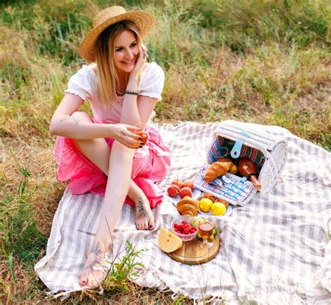 Tematska fotografija sladic za piknik v naravi