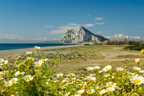Pogled na Gibraltarsko skalo s predeli mesta Gibraltar ob vznožju.