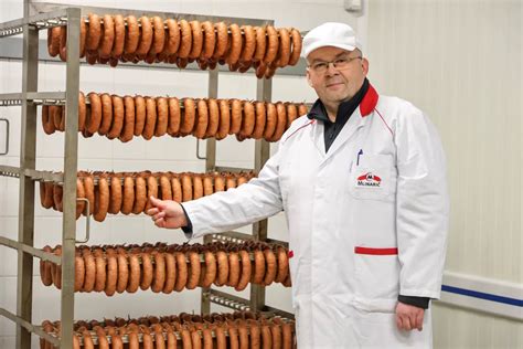 Tematsko fotografijo torte iz klobas, ki poudarja izvirnost in zabavo