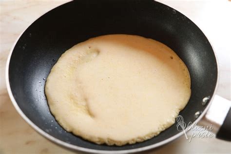 Prikaz praženih panko drobtin v ponvi