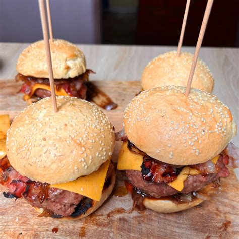 Pisana paleta domačih zelenjavnih namazov.