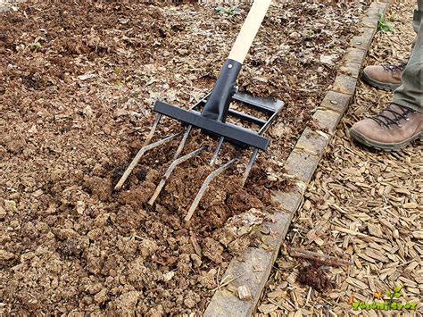 prikaz uporabe posebnih vil za rahljanje zemlje